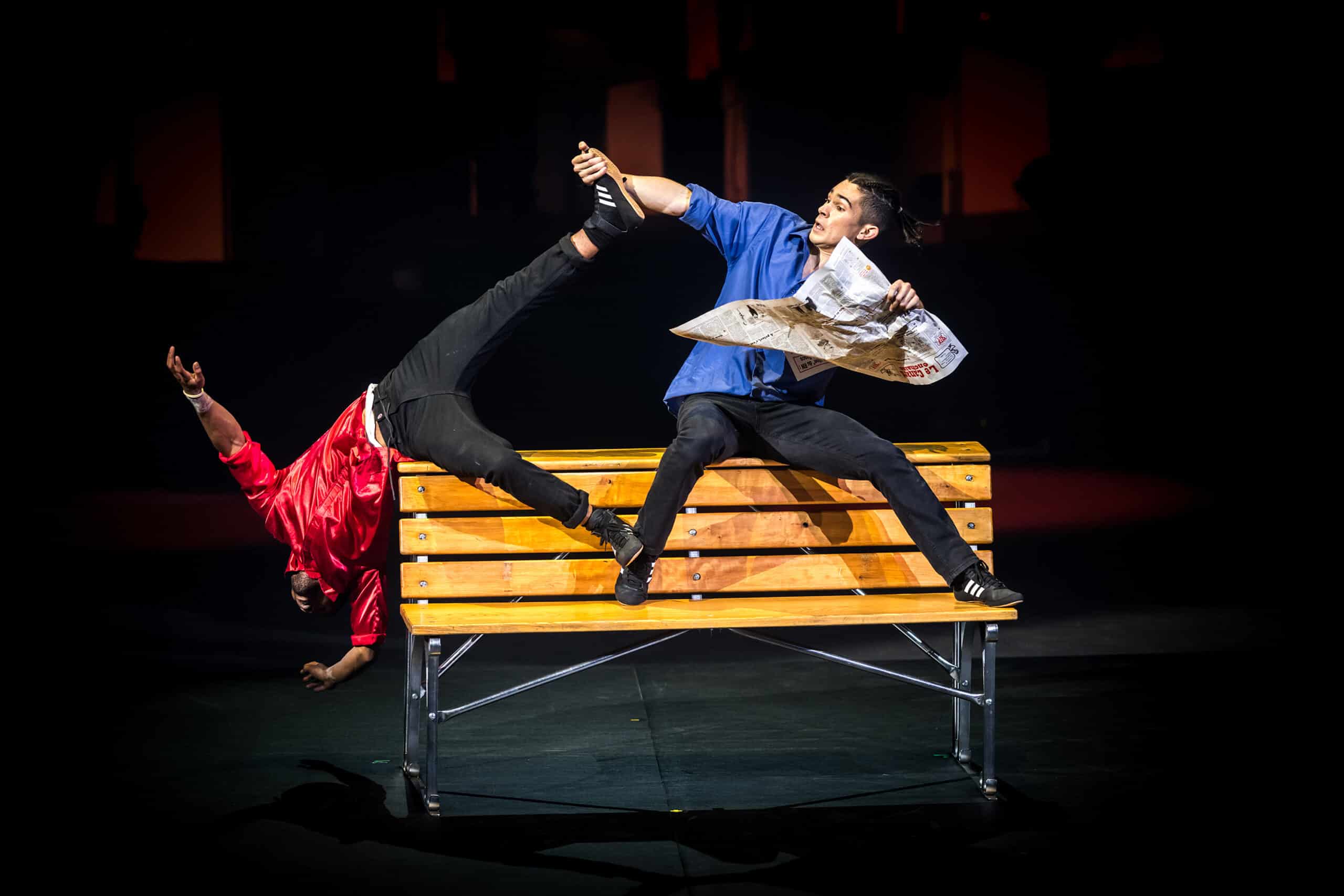 Numéro d'acrobaties burlesques sur un banc du spectacle Rhapsodie au Cirque Phénix