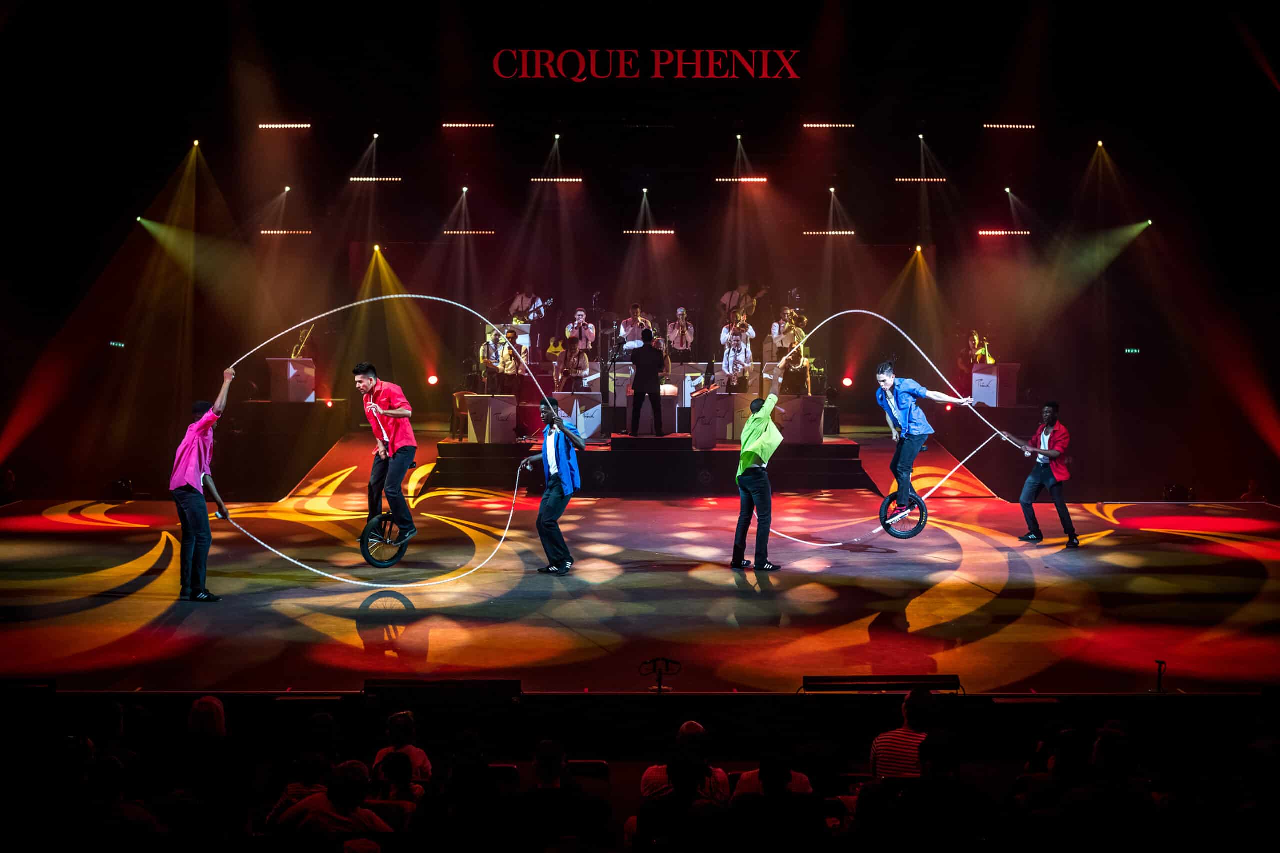 Monocycles sautant à la corde dans le spectacle Rhapsodie au Cirque Phénix