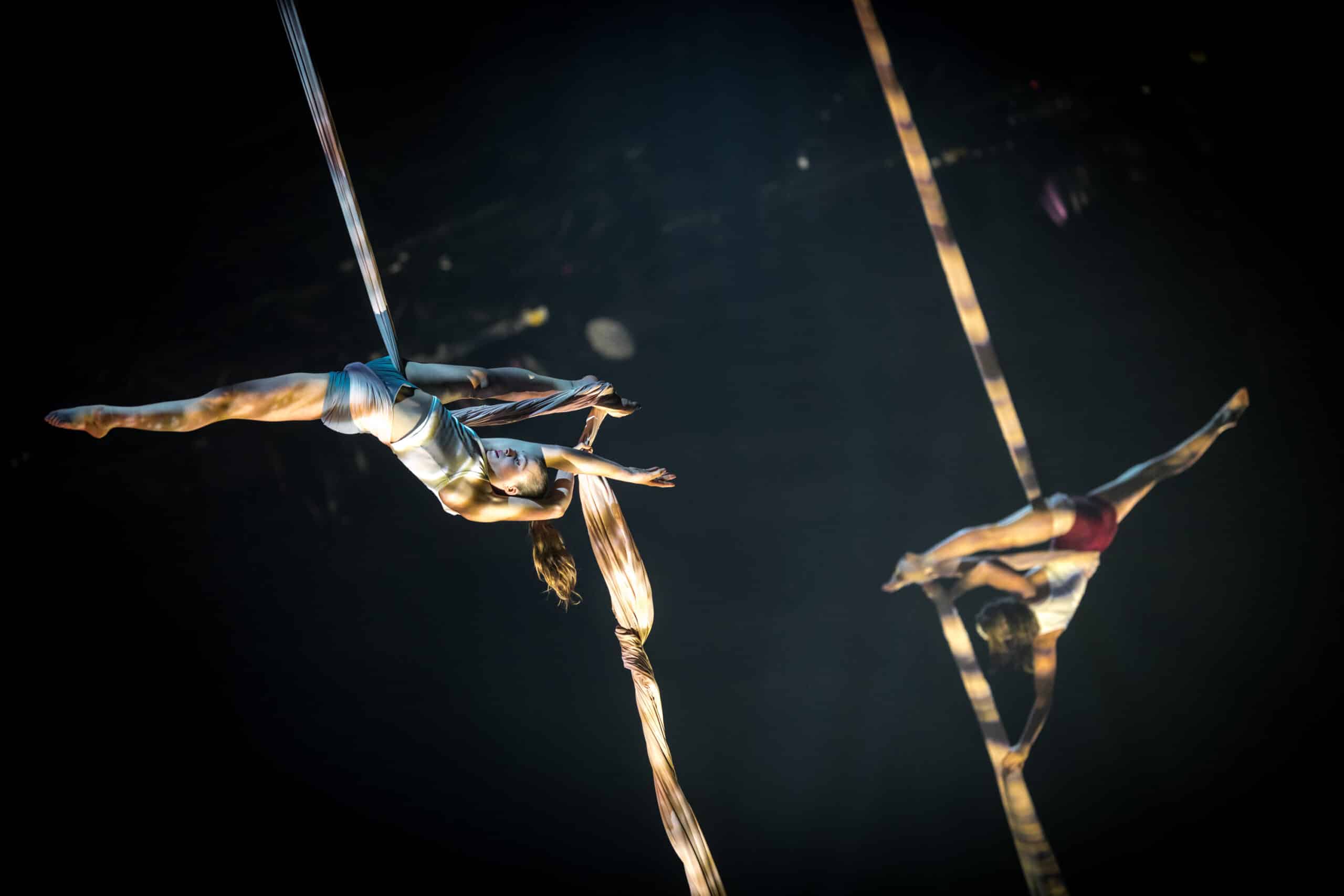 Tissus aériens dans le spectacle Rhapsodie au Cirque Phénix
