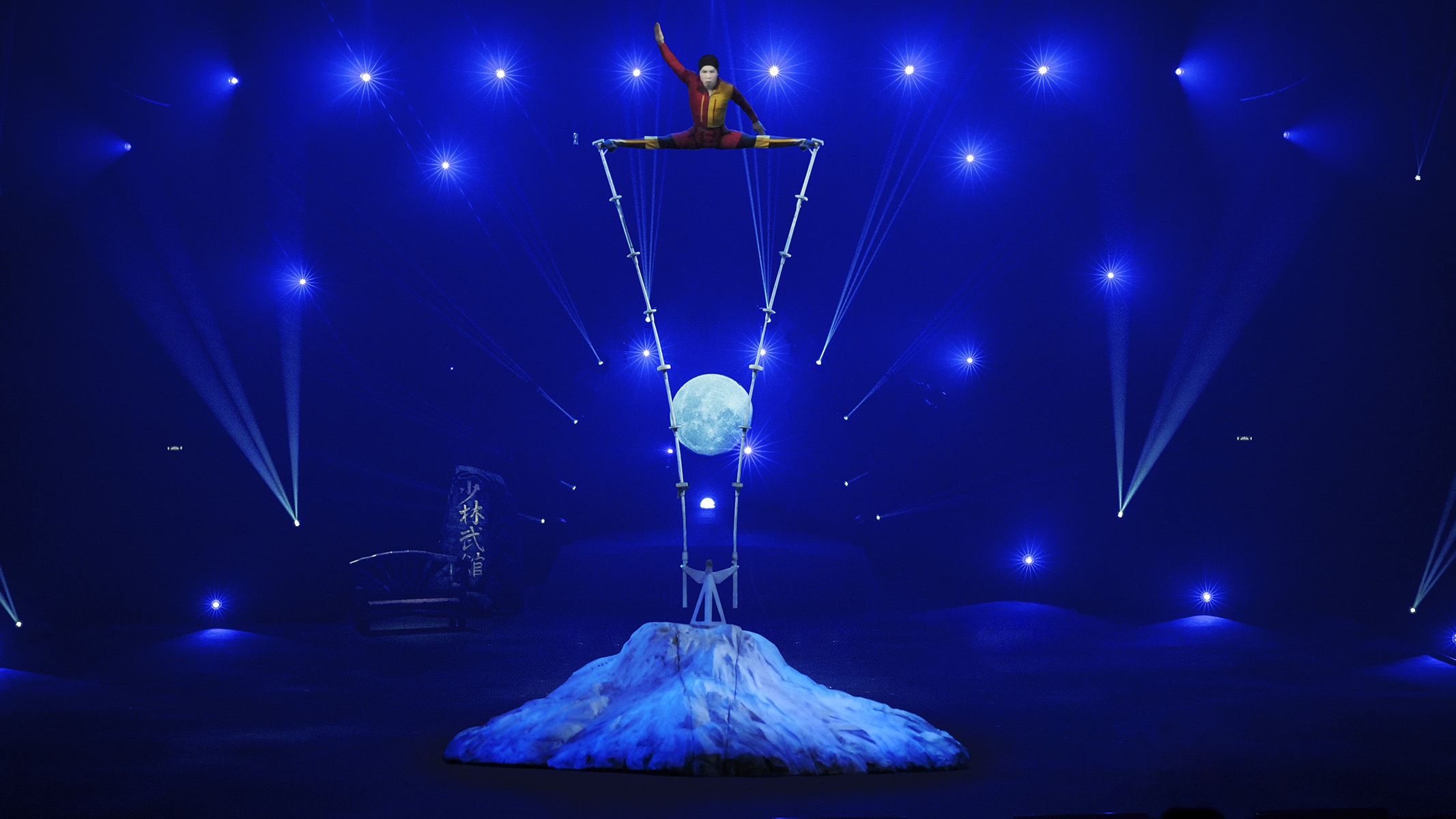 Les Jeux du Cirque au Cirque Phénix par les Étoiles du Cirque de Pékin. Numéro de cannes mouvantes, tableau alpinisme
